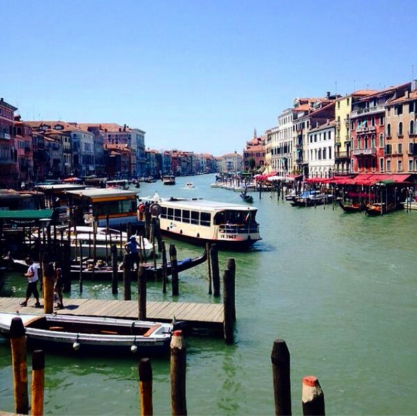 Och njuter av smekmånaden med sin fru i Venice, Italien. Och njuter av smekmånaden med sin fru i Venice, Italien.